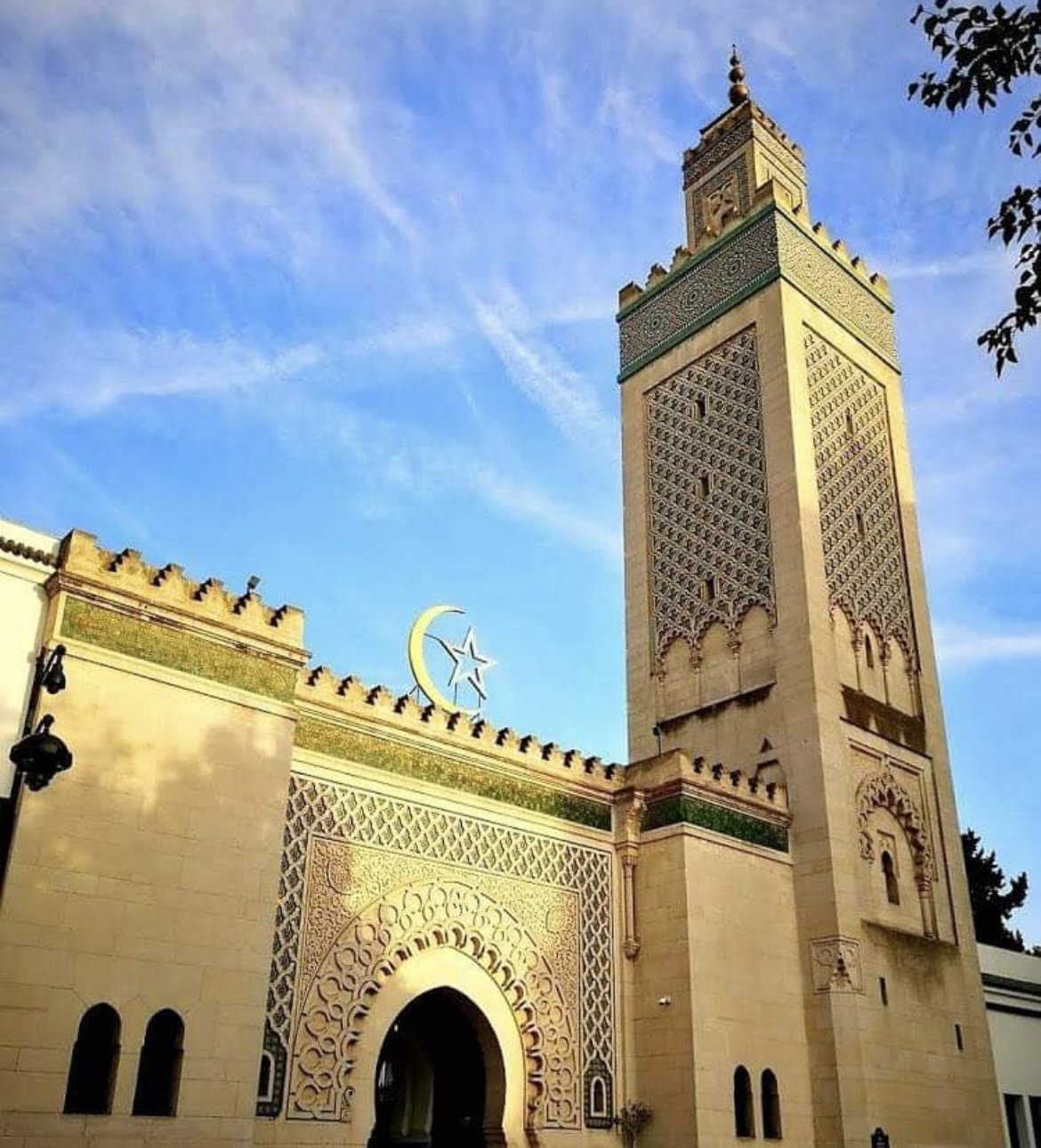 Büyük Paris Camii | Yapımında II. Abdülmecit ve Atatürk’ün katkısı olmuş.